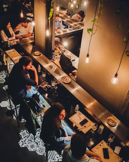 Madrí cuenta con una barra magnética donde desfilan las tapas ante los comensales (Fotos/Instagram: @tapasmadri)