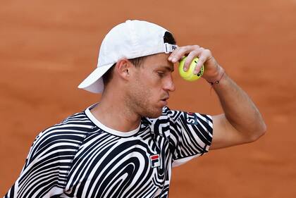 MADRID, 26/04/2023.- El tenista argentino Diego Schwartzman durante su encuentro ante el francés Hugo Grenier correspondiente a las primeras rondas del Mutua Madrid Open que se celebra en la Caja Mágica. EFE/ Sergio Pérez