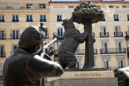 La polémica estatua de Juan Carlos de cacería que se instaló en abril pasado en Madrid