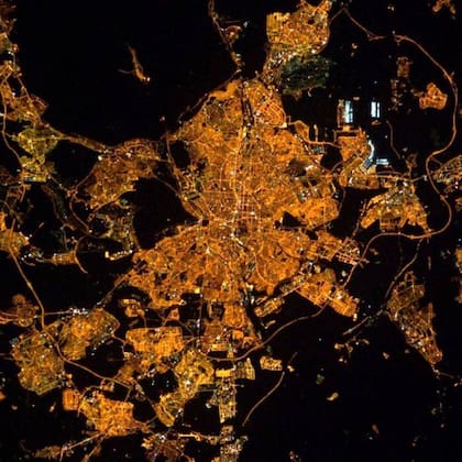 Madrid, la capital española, también muestra su fisonomía en la que se perciben, en negro, sus parques y grandes espacios verdes