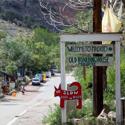 Madrid se encuentra a 27 millas (43 kilómetros) al suroeste de Santa Fe y a una hora en automóvil desde Albuquerque