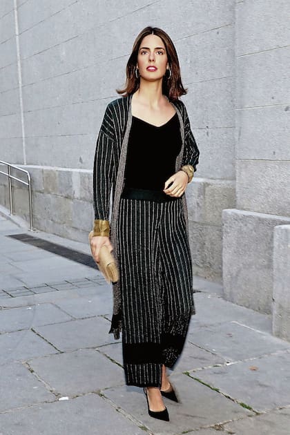 Llegó a una gala de ópera en el Teatro Real con un tailleur suelto, y decorado con lentejuelas, que acompañó con un top de seda y stilettos de gamuza. Abajo: la “duquesa it” optó por unos pantacourts de seda, que combinó con un suéter de Zara y stilettos de gamuza para dar su presente en la première