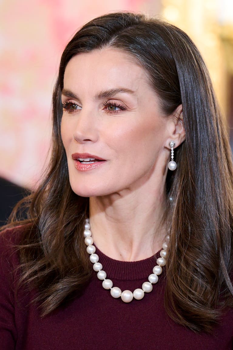 La reina Letizia brilló con tres de los tesoros del cofre real de España: la tiara rusa, la tiara Cartier y el antiguo collar de perlas rusas