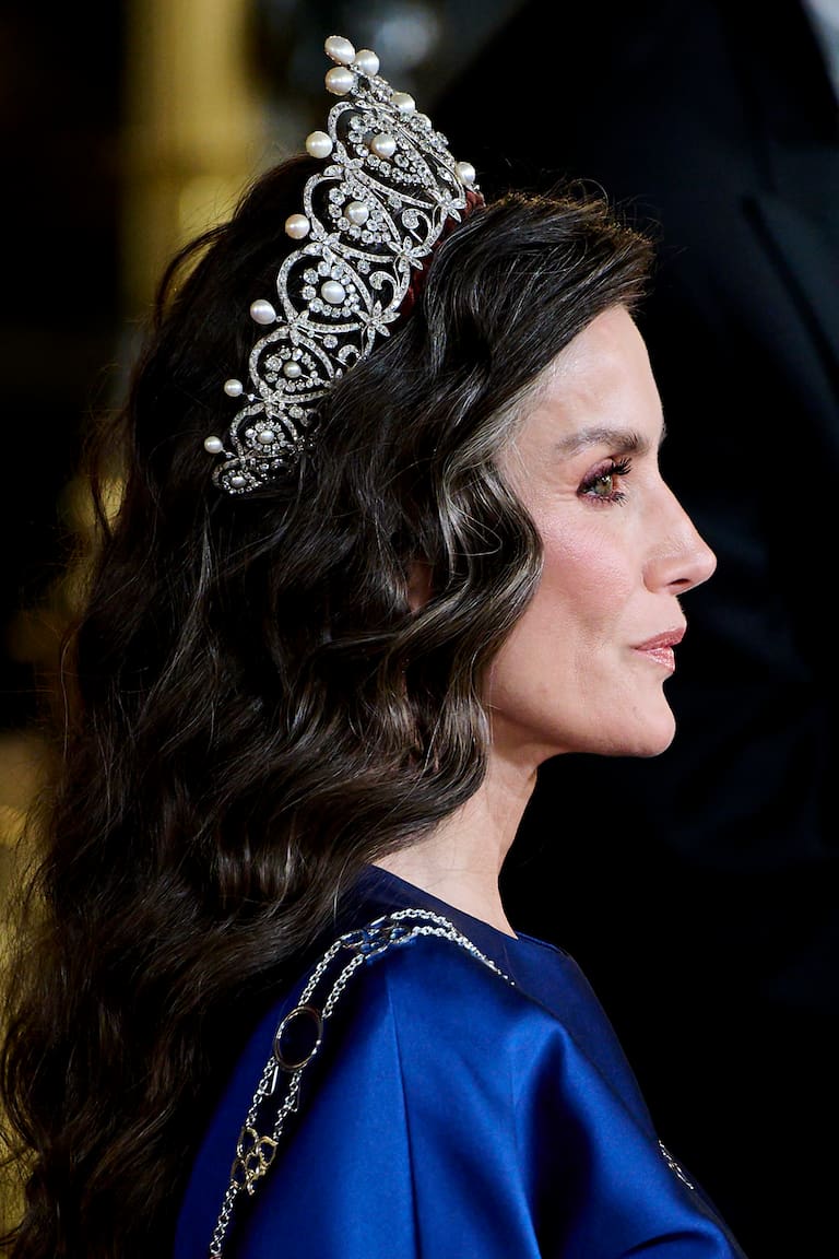 La reina Letizia brilló con tres de los tesoros del cofre real de España: la tiara rusa, la tiara Cartier y el antiguo collar de perlas rusas