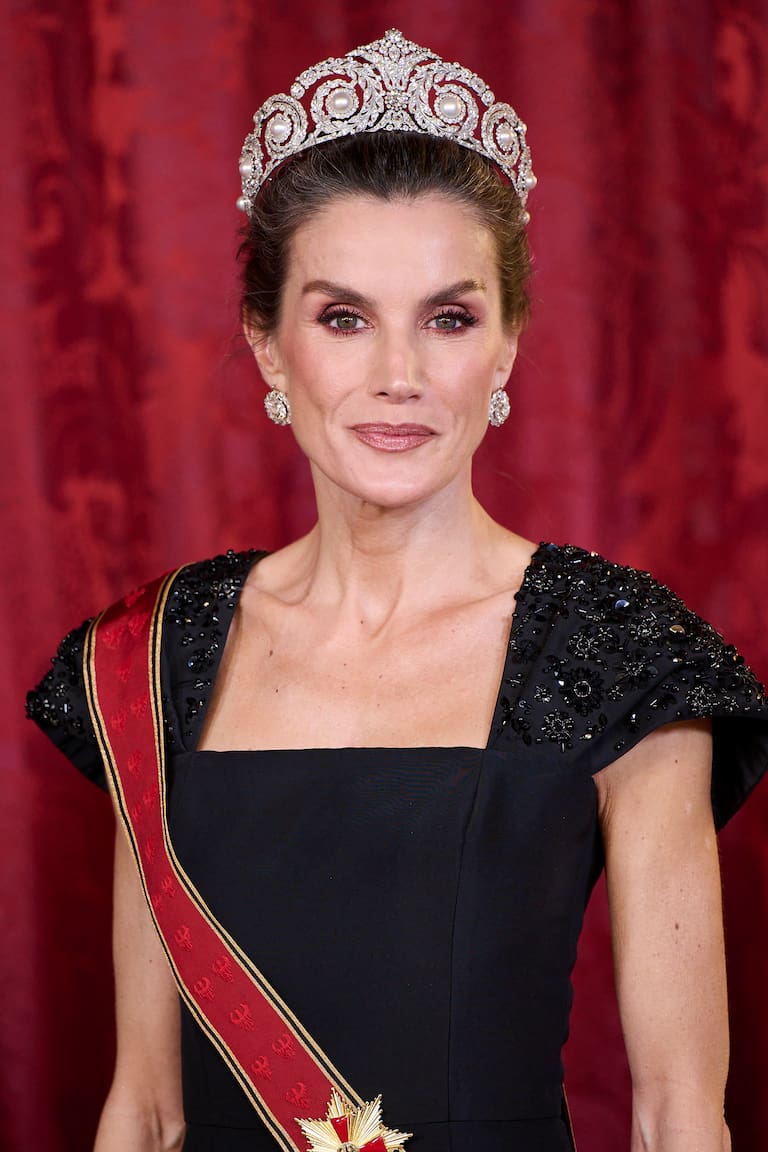 La reina Letizia brilló con tres de los tesoros del cofre real de España: la tiara rusa, la tiara Cartier y el antiguo collar de perlas rusas