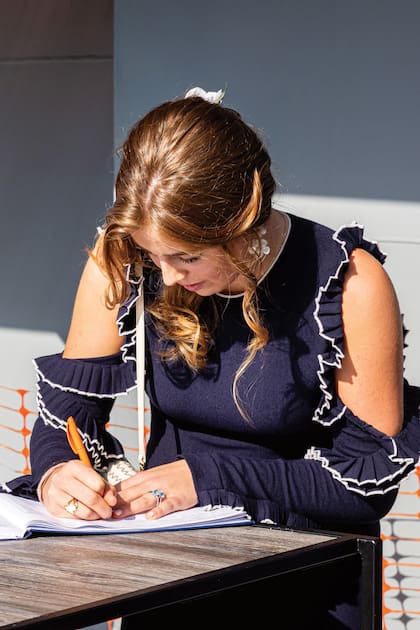 Madrina de la embarcación, firmó el libro de visitas.