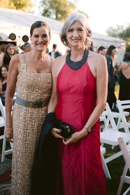 Madrinas espléndidas. Fernanda Nogues, la mamá de Vicky, es diseñadora y dueña de Wedcode, por lo que fue la autora no sólo de su look, sino del de su consuegra, Teresa.