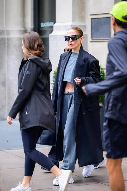 ¡Madrugadora! Jennifer Lopez fue captada con un look súper informal en la puerta de su penthouse en Nueva York bien temprano lista para comenzar su día