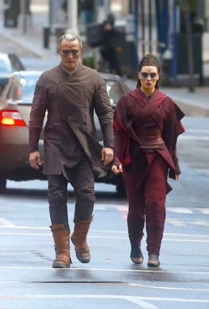 Mads Mikkelsen y Zara Phythian en una escena de Doctor Strange: Hechicero Supremo