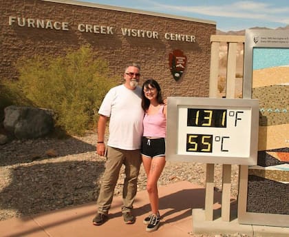 Madsy y su padre viajaron desde Los Ángeles para vivir las altas temperaturas del Valle de la Muerte que ayer llegaron a 55ºC, un grado menos que el récord histórico en la Tierra.