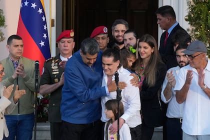Maduro abraza al empresario Alex Saab en el palacio presidencial de Miraflores, el 20 de diciembre de 2023, en Caracas