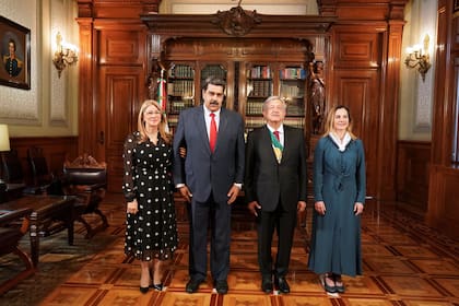 Nicolás Maduro junto a Andrés Manuel López Obrador y las respectivas primeras damas