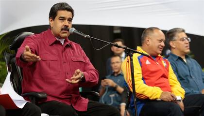 Maduro, Diosdado Cabello y Elías Jaua, la cúpula chavista, durante un encuentro con constitucionalistas, ayer, en Caracas