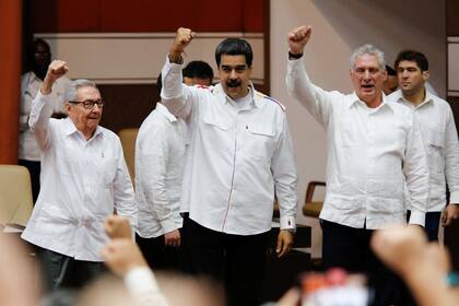 Nicolás Maduro (centro), en La Habana, junto al expresidente cubano Raúl Castro y al actual, Miguel Díaz-Canel; Venezuela y Cuba respaldan el régimen de Daniel Ortega 