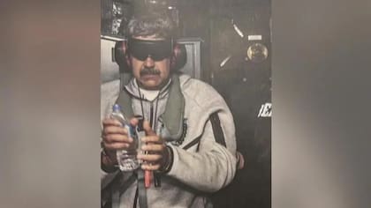 Maduro fue fotografiado a bordo del USS Iwo Jima esposado, con protectores auditivos y una especie de venda en los ojos