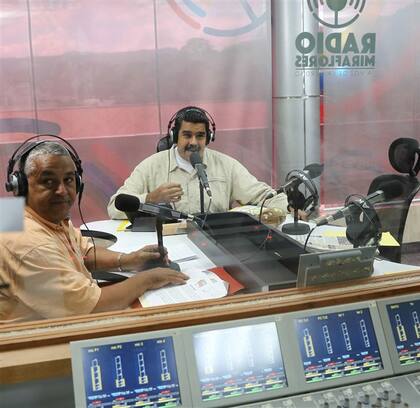 Maduro hace duras advertencias en su programa radial