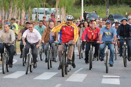 Maduro hizo campaña en bicicleta