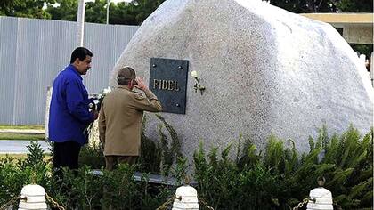 Maduro junto a Raúl Castro enfrente de la tumba de Fidel.