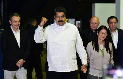 Maduro, junto a Rodríguez Zapatero y su esposa, antes del diálogo