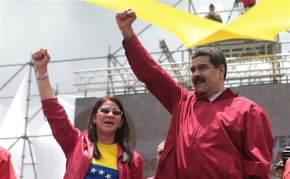 Maduro, junto a su mujer, Cilia Flores, anteayer, durante la contramarcha que organizó el gobierno