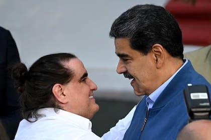 Maduro le da la bienvenida a Saab en el Palacio Presidencial de Miraflores en Caracas el 20 de diciembre de 2023