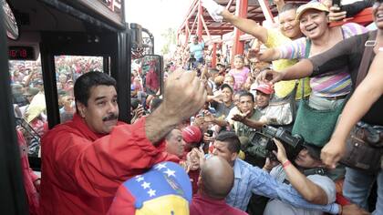 Maduro saluda a sus seguidores