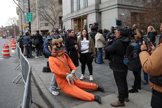 Maduro vuelve a un tribunal de EE.UU. y combate cargos mientras Venezuela avanza sin él