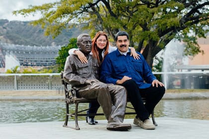 Maduro y su mujer, Cilia Flores, junto a una estatua de Chávez en Caracas