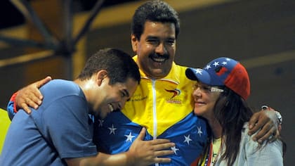 Maduro y una postal conocida, junto a su hijo, Nicolás, y su actual mujer, Cilia Flore