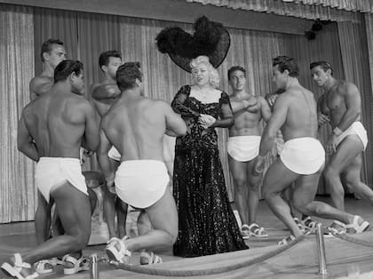 Mae West durante la presentación de su show en Las Vegas, en 1954