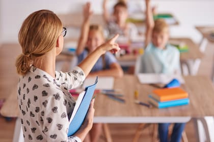 Maestros rurales y en escuelas de alta necesidad recibirían incrementos adicionales del 10%