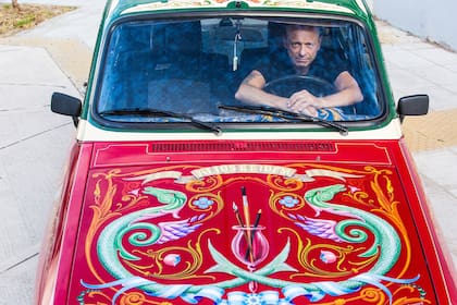 Maestro de fileteadores. El artista Alfredo Genovese a bordo de su Renault R12 Break 1981; “es el fileteado con el que me he sentido más orgulloso”