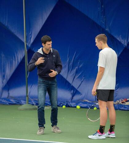 Maestro y espejo: Novak Djokovic dándole consejos tenísticos al joven Hamad Medjedovic