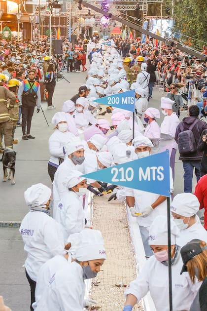 Maestros chocolateros elaborarán la barra de chocolate más grande del mundo, que alcanzará los 222 metros y requerirá más de dos toneladas de chocolate fluido