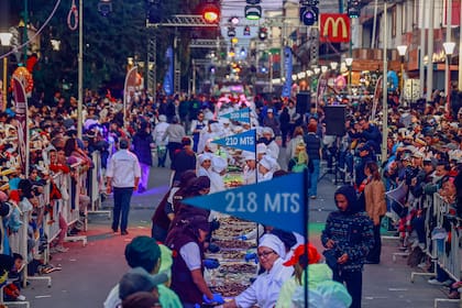 Maestros chocolateros elaborarán la barra de chocolate más grande del mundo, que alcanzará los 222 metros y requerirá más de dos toneladas de chocolate fluido