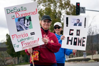 Maestros protestan por la visita del gobernador republicano de Florida Ron DeSantis a California mientras se manifiestan frente a la Biblioteca Presidencial Ronald Reagan en Simi Valley, California, el domingo 5 de marzo de 2023. 