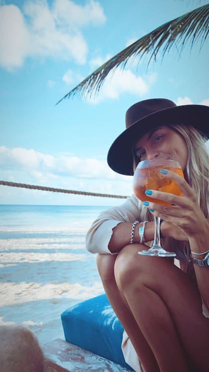 Maga Maylin de viaje. Así es la hermana menor de Mili Maylin. Diseñadora, creó su propia marca de indumentaria, Sentido Vertical. Hoy atiende personalmente en su showroom de Belgrano.