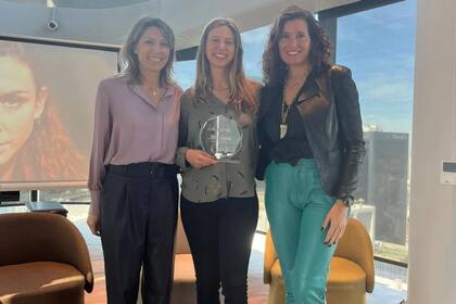 Magalí Bejar con Con Isela Costantini y María Julia Bearzi cuando Globant le otorgó el premio Women that Build en septiembre 2023 que destaca a emprendedoras argentinas. "Sentí muchísimo orgullo por que creyeran en mi potencial y ver que todo lo que me imaginaba con "Tiene que haber algo más" era reconocido. Además ella y María Julia, de Endeavor habían sido invitadas del podcast y todavía no nos conociamos en persona. Fue espectacular encontrarlas ahí.".