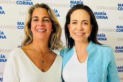 Magallí Meda y María Corina Machado durante las primarias opositoras en Venezuela