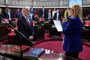 Tres meses después de su renuncia, Feletti volvió a su antiguo cargo público en el Senado bonaerense