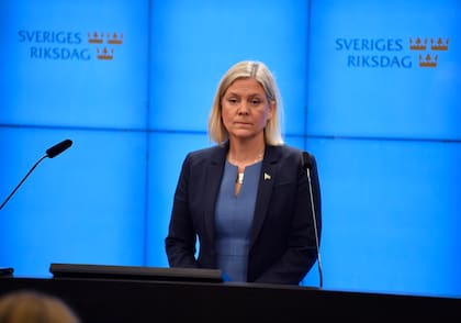 Magdalena Andersson, líder del Partido Socialdemócrata y recién nombrada primera ministra de Suecia, atiende una conferencia de prensa después de la votación por el presupuesto del gobierno en el Parlamento sueco, en Estocolmo, Suecia, el miércoles 24 de noviembre de 2021. (Pontus Lundahl/TT vía AP)