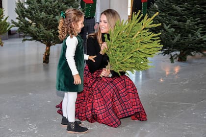 Magdalena estuvo muy pendiente de su hija pequeña, Adrienne, de 3 años. Es la primera vez que la benjamina de la familia participa en este acto y su madre estuvo dándole todo tipo de explicaciones y detalles.