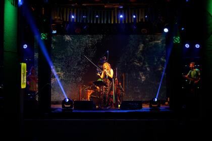 Magdalena Fleitas junto a la Gran Banda ofreció un colorido concierto participativo y familiar