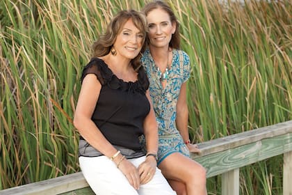 Magdalena junto a Paula, la menor de las tres hijas