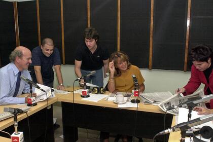 Magdalena junto a su equipo de Radio Mitre en febrero de 2002