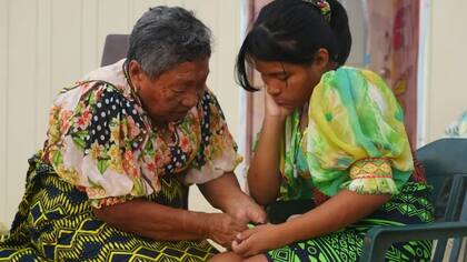 Magdalena quiere que su nieta Bianca siga con las tradiciones y aprenda a coser molas.