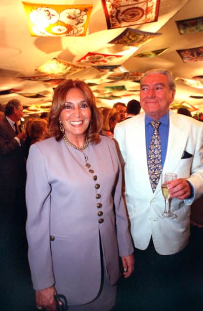 Magdalena Ruiz Guiñazú y su pareja, Sergio Dellacha, en la inauguración del local Hermès, en Buenos Aires, eln diciembre de 1998