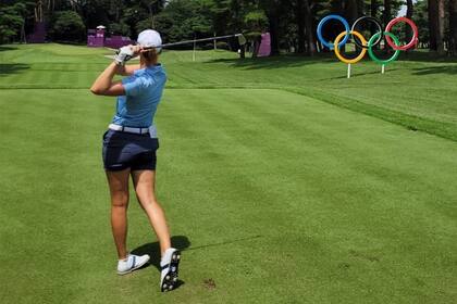 Magdalena Simmermacher durante sus entrenamientos en los campos de Golf de Tokio 2020.