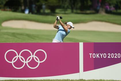 Magdalena Simmermacher terminó en el par el recorrido de ida pero se desabarranca en el de vuelta en la tercera jornada del certamen de golf de los Juegos Olímpicos Tokio 2020, que puede llegar a concluir un día antes por un pronóstico de tormentas intensas.