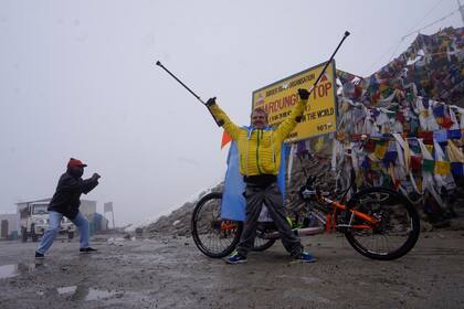 Maggi en la cima de Khardung La, la ruta motorizada más alta del planeta, a 5.600 metros sobre el nivel del mar